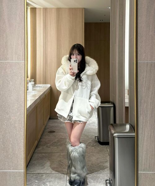 ROSEFRANTZ（ロゼフランツ）の「Fur Overfit Lettering Hood Zip-up [Ivory]（パーカー・レディース・アイボリー・OS）」の5枚目の写真