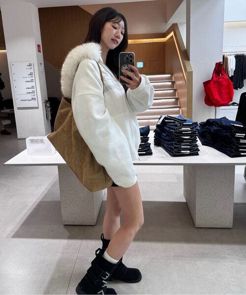 ROSEFRANTZ（ロゼフランツ）の「Fur Overfit Lettering Hood Zip-up [Ivory]（パーカー・レディース・アイボリー・OS）」の6枚目の写真