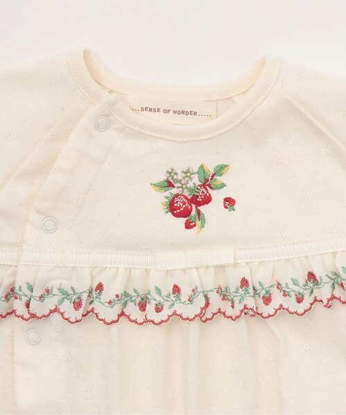 sense of wonder（センスオブワンダー）の「野イチゴ刺しゅう2WAYオール【オーガニック】【日本製】（ロンパース・キッズ・ホワイト系・50-70cm）」の4枚目の写真