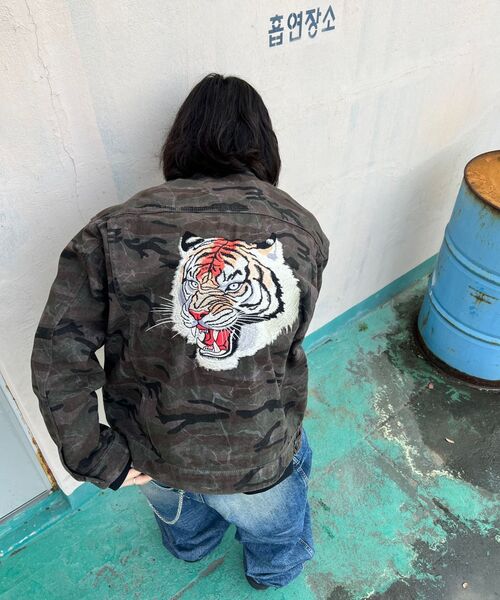 CORNERBLESS(コーナーブレス)の「TIGER EMBRO DARK CAMO JACKET(デニムジャケット・レディース・その他・LARGE/MEDIUM)」の4枚目の写真