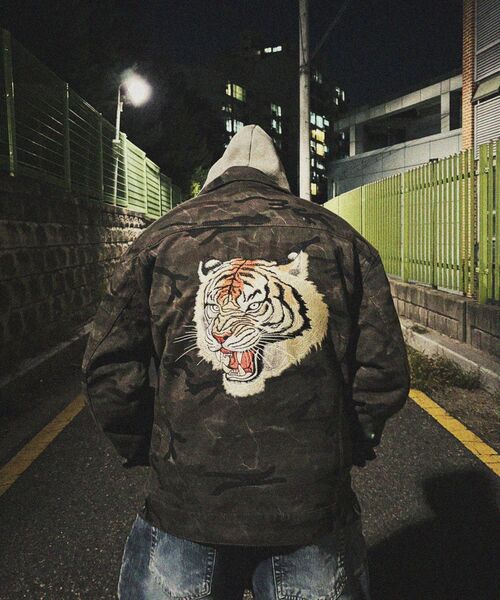 CORNERBLESS(コーナーブレス)の「TIGER EMBRO DARK CAMO JACKET(デニムジャケット・レディース・その他・LARGE/MEDIUM)」の5枚目の写真