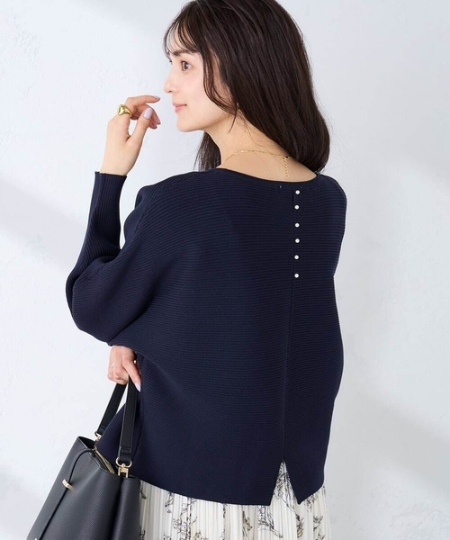 a.v.v(アーヴェヴェ)の「バックパールニット(ニット/セーター・レディース・オレンジ/ネイビー/アイボリー・36/38/40)」の1枚目の写真