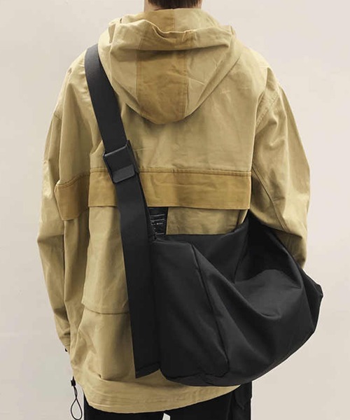 DAY CLOSET（デイ クローゼット）の「【A4収納可/撥水/2way/アジャスター調節可】肩掛け ショルダー ハンド バッグ レディース メンズ（ショルダーバッグ・メンズ・ブラック・ONE SIZE）」の2枚目の写真