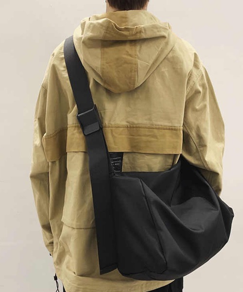 DAY CLOSET（デイ クローゼット）の「【A4収納可/撥水/2way/アジャスター調節可】肩掛け ショルダー ハンド バッグ レディース メンズ（ショルダーバッグ・メンズ・ブラック・ONE SIZE）」の9枚目の写真