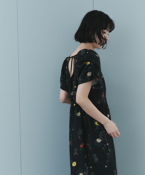 EMMEL REFINES(エメルリファインズ)の「<EMMEL REFINES>EM フラワープリント ギャザーパフスリーブ ワンピース(ワンピース・レディース・オフホワイト/ブラック・S/M)」の3枚目の写真