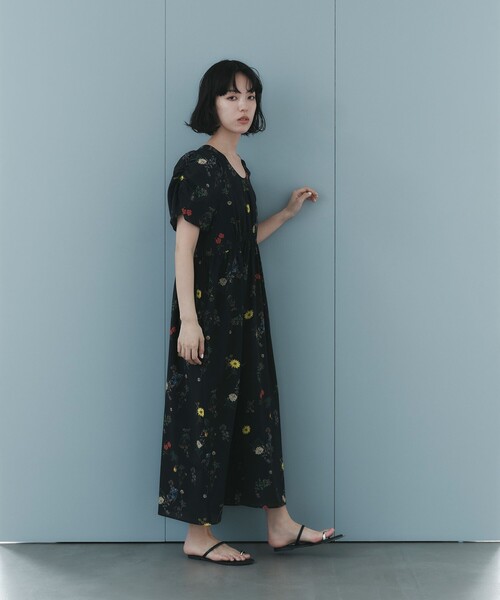 EMMEL REFINES(エメルリファインズ)の「<EMMEL REFINES>EM フラワープリント ギャザーパフスリーブ ワンピース(ワンピース・レディース・オフホワイト/ブラック・S/M)」の4枚目の写真