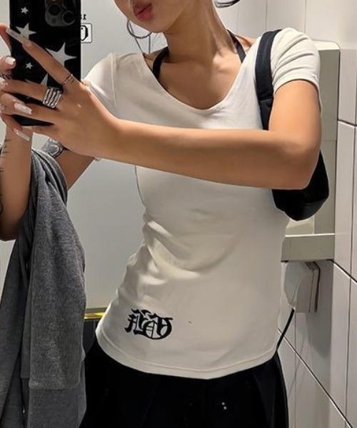 lilful(リルフル)の「【26年春夏新作】裾ワンポイント バックプリント 半袖Tシャツ(Tシャツ/カットソー・レディース・ホワイト・F)」の2枚目の写真
