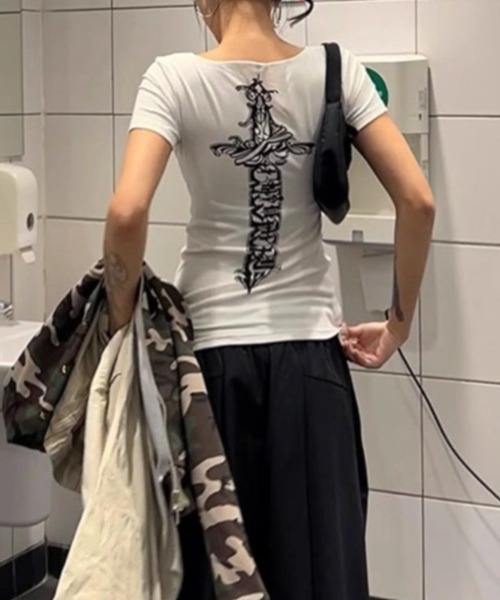 lilful(リルフル)の「【26年春夏新作】裾ワンポイント バックプリント 半袖Tシャツ(Tシャツ/カットソー・レディース・ホワイト・F)」の5枚目の写真