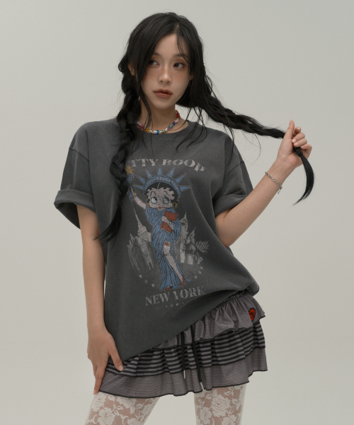 CNVS(ベティ ブープ)の「ベティブープインニューヨークオーバーサイズ半袖Tシャツ_チャコール(Tシャツ/カットソー・レディース・チャコール・ONE)」の1枚目の写真