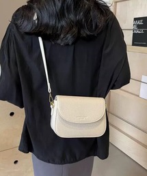 ロゴポイント ラウンド型フラップショルダーバッグ
