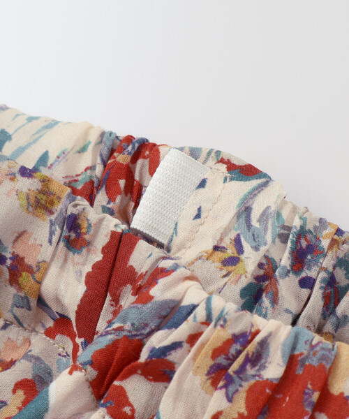 BeBe(ベベ)の「【お揃い】【DEVEAUX】ローンフラワープリントフリルショートパンツ(90~140cm)(その他パンツ・キッズ・レッド系その他・110cm/130cm/120cm/140cm)」の4枚目の写真