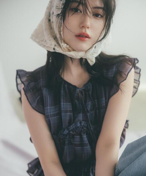 NATURAL BEAUTY BASIC(ナチュラルビューティーベーシック)の「フリルシャーリングペプラムブラウス(シャツ/ブラウス・レディース・ベージュ系その他/オフホワイト/ブラック/ブラウン系その他・フリ-)」の3枚目の写真