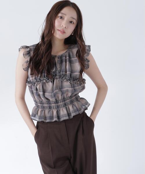 NATURAL BEAUTY BASIC(ナチュラルビューティーベーシック)の「フリルシャーリングペプラムブラウス(シャツ/ブラウス・レディース・ベージュ系その他/オフホワイト/ブラック/ブラウン系その他・フリ-)」の4枚目の写真