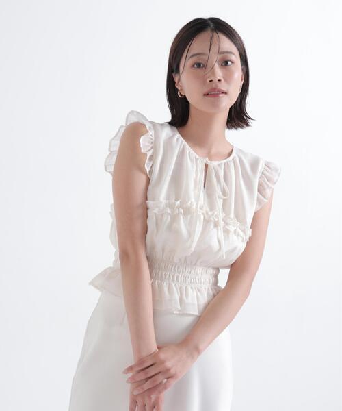 NATURAL BEAUTY BASIC(ナチュラルビューティーベーシック)の「フリルシャーリングペプラムブラウス(シャツ/ブラウス・レディース・ベージュ系その他/オフホワイト/ブラック/ブラウン系その他・フリ-)」の2枚目の写真