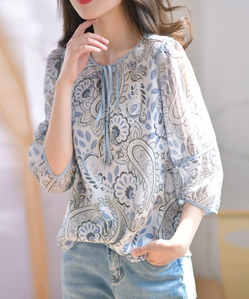 ONEP STAR(ワンピスター)の「フラワー柄シアーブラウス(シャツ/ブラウス・レディース・ホワイト×ブルー・MEDIUM/LARGE/X-LARGE)」の2枚目の写真