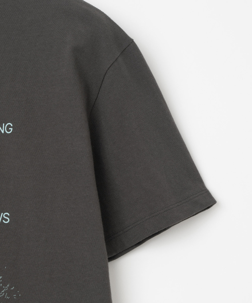 Millo Archive（ミロ アーカイブ）の「リビングトレースTシャツ [チャコール]（Tシャツ/カットソー・メンズ・その他・MEDIUM/LARGE/X-LARGE）」の4枚目の写真