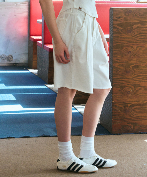 ERER（エルエル）の「Pintuck Bermuda Denim Shorts White（その他パンツ・レディース・ホワイト・1/2）」の2枚目の写真