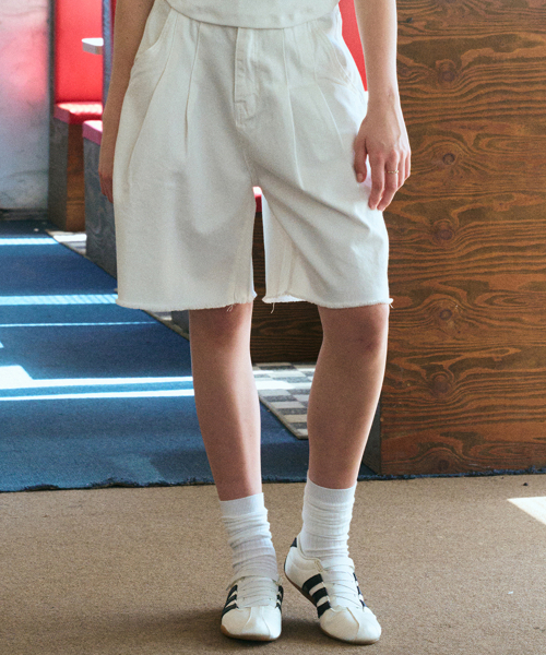 ERER（エルエル）の「Pintuck Bermuda Denim Shorts White（その他パンツ・レディース・ホワイト・1/2）」の3枚目の写真