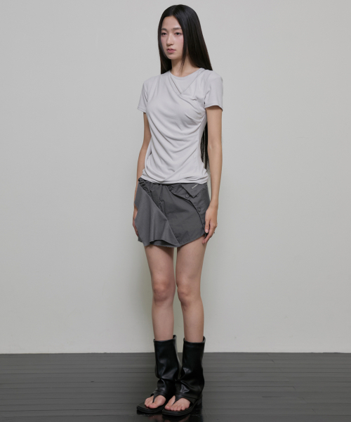 FLAREUP(フレアアップ)の「Asymmetrical Draped T-Shirt (FL-147_Cloud White)(Tシャツ/カットソー・レディース・アイボリー・OS)」の2枚目の写真