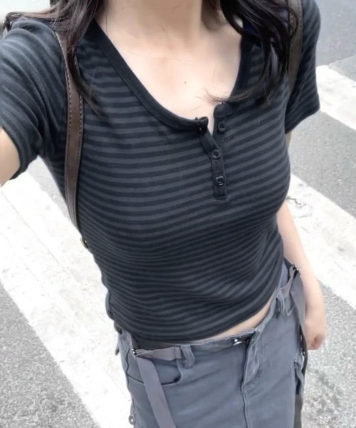 MAISON DE THERESE(メゾン ド テレーズ)の「ボーダークロップドTシャツ 半袖ピチT ヘンリーネック ダークボーダー(Tシャツ/カットソー・レディース・GRAY・M)」の6枚目の写真
