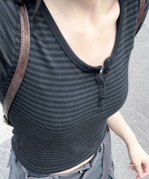 MAISON DE THERESE(メゾン ド テレーズ)の「ボーダークロップドTシャツ 半袖ピチT ヘンリーネック ダークボーダー(Tシャツ/カットソー・レディース・GRAY・M)」の7枚目の写真