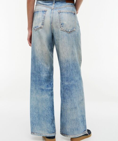 tommy jeans(トミー ジーンズ)の「ルーズワイドフィットジーンズ(デニムパンツ・レディース・インディゴブルー・27inch/26inch/25inch)」の4枚目の写真