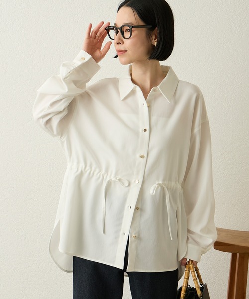 Aunely（オーネリー）の「【Aunely】ウエストドロストシャツ＜YOSOOIシリーズ〉（シャツ/ブラウス・レディース・モカ/チャコール/ネイビー/オフホワイト/イエロー・L/M）」の17枚目の写真