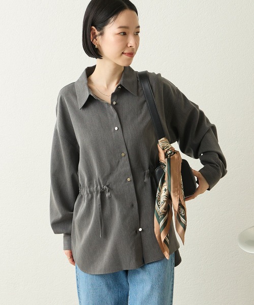 Aunely（オーネリー）の「【Aunely】ウエストドロストシャツ＜YOSOOIシリーズ〉（シャツ/ブラウス・レディース・モカ/チャコール/ネイビー/オフホワイト/イエロー・L/M）」の21枚目の写真