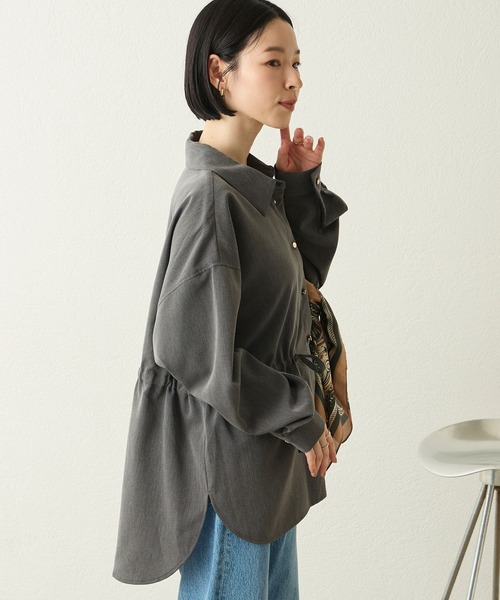 Aunely（オーネリー）の「【Aunely】ウエストドロストシャツ＜YOSOOIシリーズ〉（シャツ/ブラウス・レディース・モカ/チャコール/ネイビー/オフホワイト/イエロー・L/M）」の22枚目の写真
