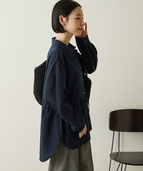 Aunely（オーネリー）の「【Aunely】ウエストドロストシャツ＜YOSOOIシリーズ〉（シャツ/ブラウス・レディース・モカ/チャコール/ネイビー/オフホワイト/イエロー・L/M）」の14枚目の写真