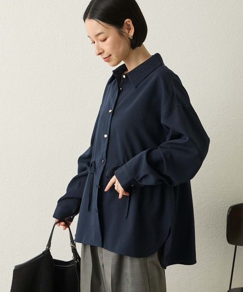 Aunely（オーネリー）の「【Aunely】ウエストドロストシャツ＜YOSOOIシリーズ〉（シャツ/ブラウス・レディース・モカ/チャコール/ネイビー/オフホワイト/イエロー・L/M）」の4枚目の写真