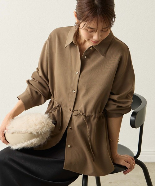 Aunely（オーネリー）の「【Aunely】ウエストドロストシャツ＜YOSOOIシリーズ〉（シャツ/ブラウス・レディース・モカ/チャコール/ネイビー/オフホワイト/イエロー・L/M）」の3枚目の写真