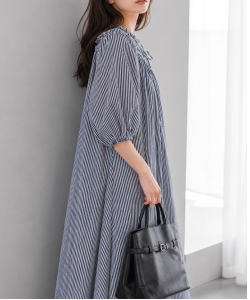 Muffiny(マフィニー)の「リボンネック ギャザーワンピース【Indian Cotton】(ワンピース・レディース・ストライプ/ブルー/ドット/ブラック・MEDIUM)」の3枚目の写真