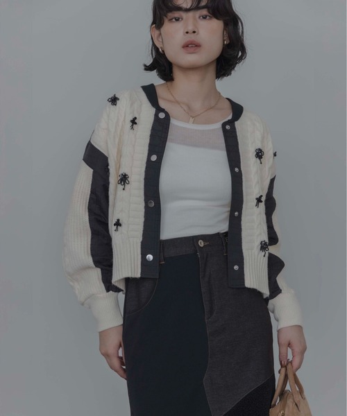 Eimee Law(エイミーロウ)の「キルトジャガード×ケーブルビジューニットブルゾン(ブルゾン・レディース・アイボリー/ダークグレー/ブラック・FREE)」の2枚目の写真