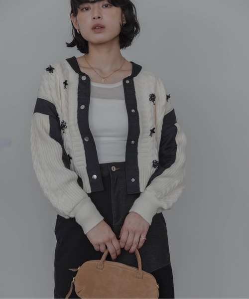 Eimee Law(エイミーロウ)の「キルトジャガード×ケーブルビジューニットブルゾン(ブルゾン・レディース・アイボリー/ダークグレー/ブラック・FREE)」の8枚目の写真