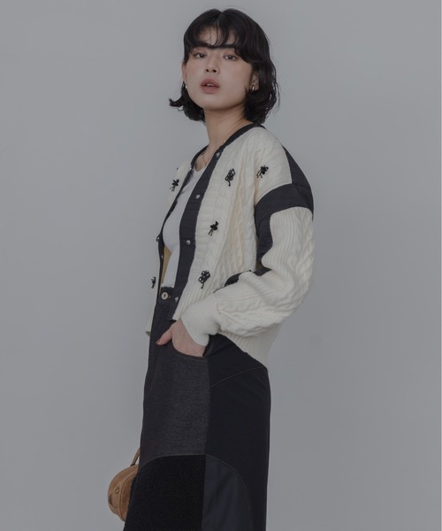 Eimee Law(エイミーロウ)の「キルトジャガード×ケーブルビジューニットブルゾン(ブルゾン・レディース・アイボリー/ダークグレー/ブラック・FREE)」の9枚目の写真