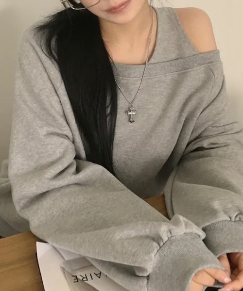 Emilie(エミリー)の「ワンショルダー ルーズラグランスウェット(Tシャツ/カットソー・レディース・ブルー/クリーム/グレー・FREE)」の2枚目の写真