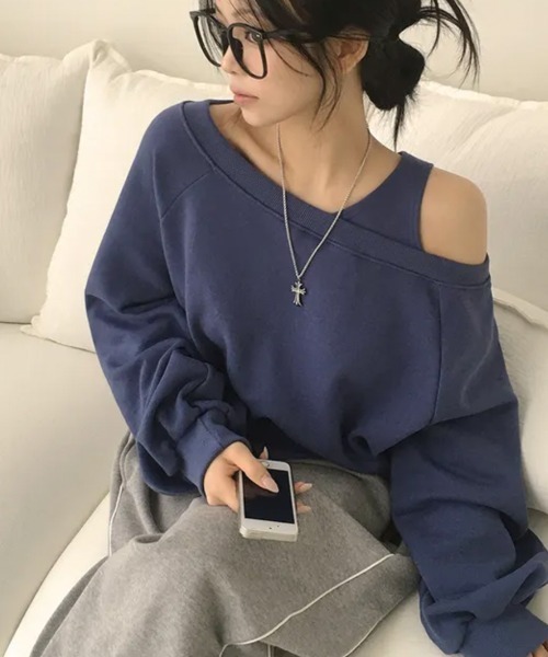 Emilie(エミリー)の「ワンショルダー ルーズラグランスウェット(Tシャツ/カットソー・レディース・ブルー/クリーム/グレー・FREE)」の1枚目の写真