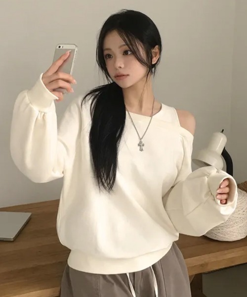 Emilie(エミリー)の「ワンショルダー ルーズラグランスウェット(Tシャツ/カットソー・レディース・ブルー/クリーム/グレー・FREE)」の4枚目の写真