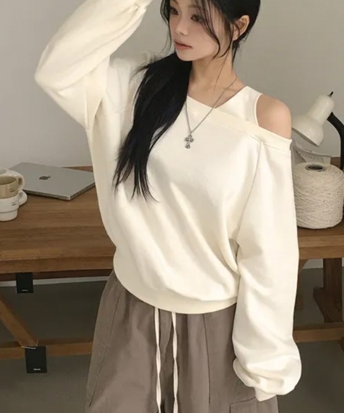 Emilie(エミリー)の「ワンショルダー ルーズラグランスウェット(Tシャツ/カットソー・レディース・ブルー/クリーム/グレー・FREE)」の9枚目の写真