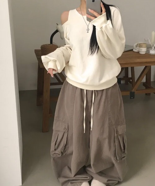 Emilie(エミリー)の「ワンショルダー ルーズラグランスウェット(Tシャツ/カットソー・レディース・ブルー/クリーム/グレー・FREE)」の10枚目の写真