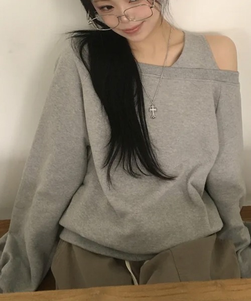 Emilie(エミリー)の「ワンショルダー ルーズラグランスウェット(Tシャツ/カットソー・レディース・ブルー/クリーム/グレー・FREE)」の12枚目の写真