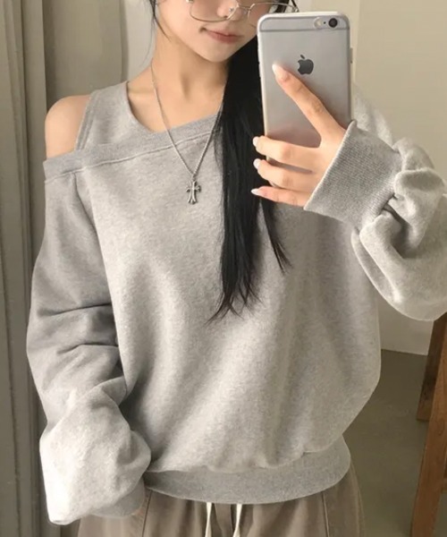 Emilie(エミリー)の「ワンショルダー ルーズラグランスウェット(Tシャツ/カットソー・レディース・ブルー/クリーム/グレー・FREE)」の17枚目の写真