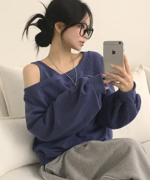 Emilie(エミリー)の「ワンショルダー ルーズラグランスウェット(Tシャツ/カットソー・レディース・ブルー/クリーム/グレー・FREE)」の18枚目の写真