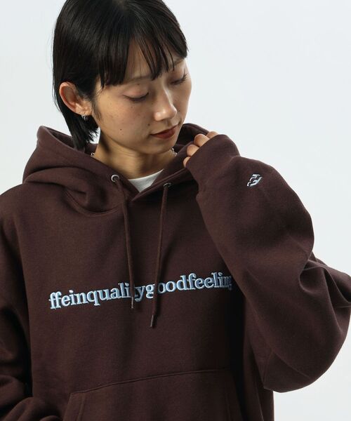 FFEIN(フェイン)の「【FFEIN(フェイン)】ヘビーウエイトセンター3D刺繍立体プルパーカー / プルパーカー フード フロントポケット 刺繍 裏起毛 ユニセックス センターロゴ(パーカー・メンズ・ネイビー/ブラック/ダークブラウン/アッシュグレー・MEDIUM/SMALL/LARGE)」の4枚目の写真