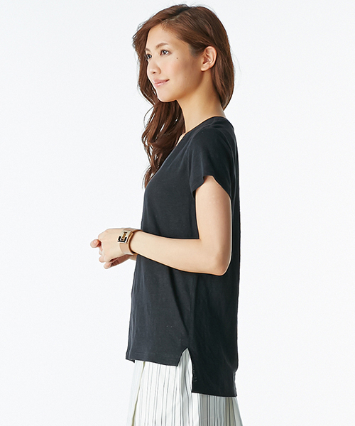 IEDIT(イディット)の「ブルーブラックプラネット フレンチリネンの大人Vネックトップス (Tシャツ/カットソー・レディース・ブラック・XX-LARGE/X-LARGE/LARGE/SMALL/MEDIUM)」の4枚目の写真