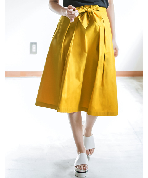Re:EDIT（リエディ）の「[ウエストリボンがスタイリングのアクセントに。]ウエストリボンフレアスカートボトムス/スカート/膝丈・ミモレ丈（51～65cm）[リエディ]（スカート・レディース・ブルー/ネイビー/レッド/グリーン/ベージュ/マスタード・SMALL/LARGE/MEDIUM）」の6枚目の写真