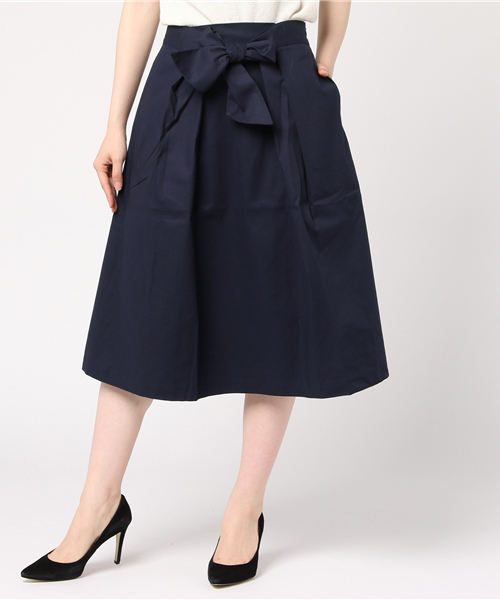Re:EDIT（リエディ）の「[ウエストリボンがスタイリングのアクセントに。]ウエストリボンフレアスカートボトムス/スカート/膝丈・ミモレ丈（51～65cm）[リエディ]（スカート・レディース・ブルー/ネイビー/レッド/グリーン/ベージュ/マスタード・SMALL/LARGE/MEDIUM）」の4枚目の写真