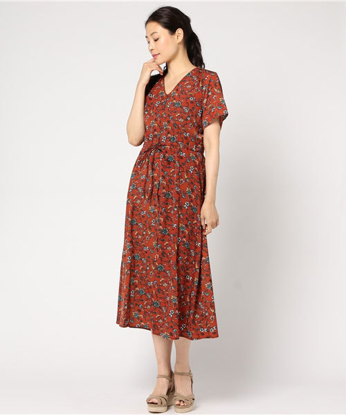 Re:EDIT（リエディ）の「[レトロな色使いでヴィンテージライクに華を添える]ヴィンテージ花柄ガウンワンピースワンピース/ワンピース/83～114cm[リエディ]（ワンピース・レディース・マスタード/グリーン/ブラック/ブラウン・MEDIUM）」の2枚目の写真