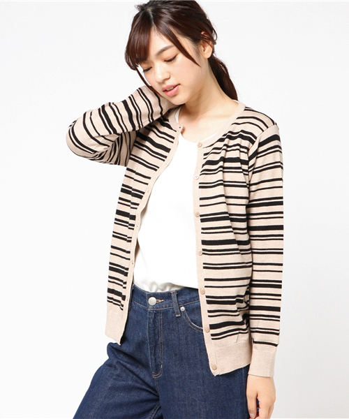 Honeys(ハニーズ)の「ベーシックなクルーネックカーディガン(カーディガン/ボレロ・レディース・ネイビー/ボルドー/マスタード/グリーン/杢グレー/オレンジ/ベージュ系その他/ブラック・L/M/LL)」の4枚目の写真